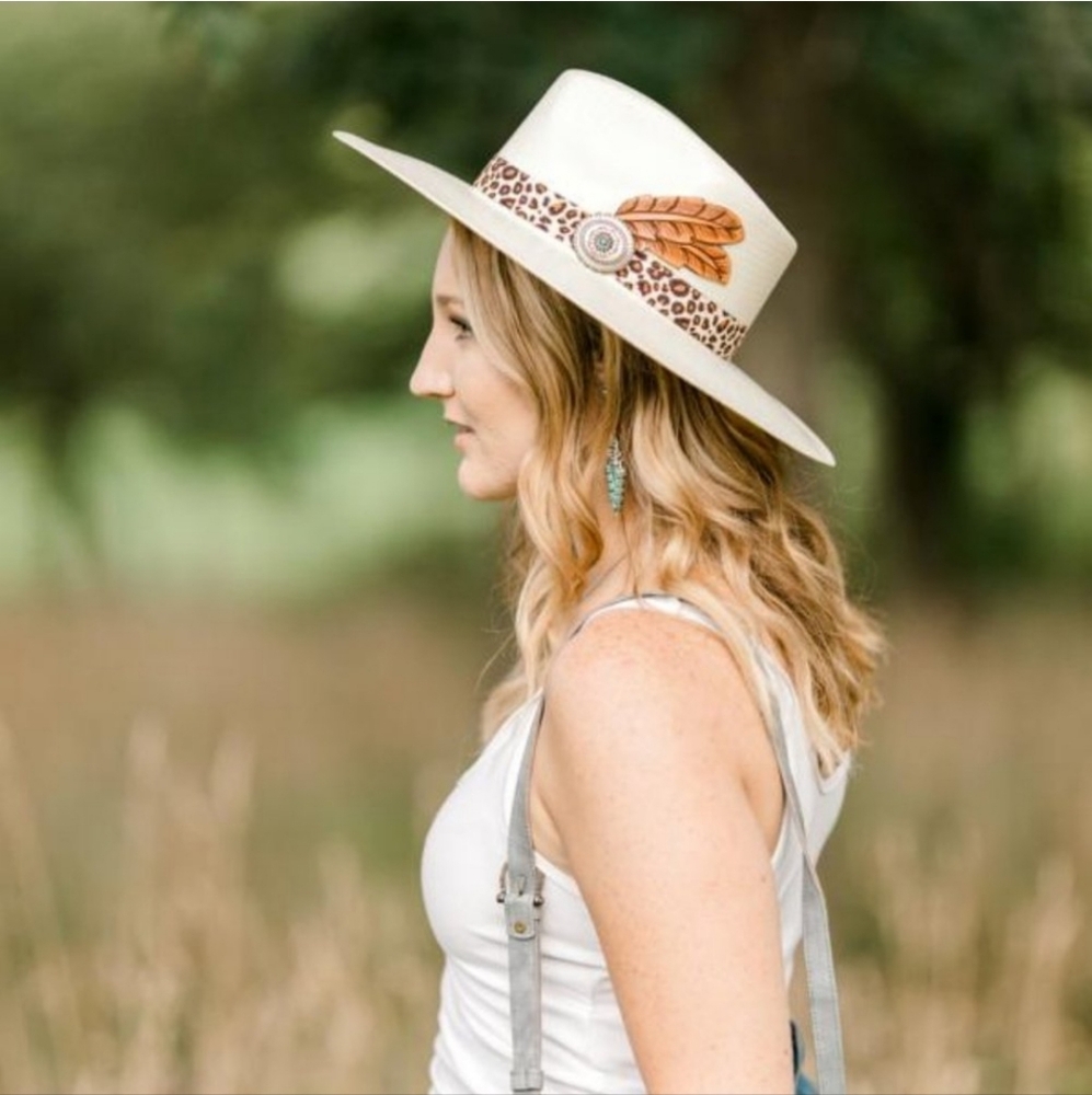 Stylish Cream Hat with Feather Accent